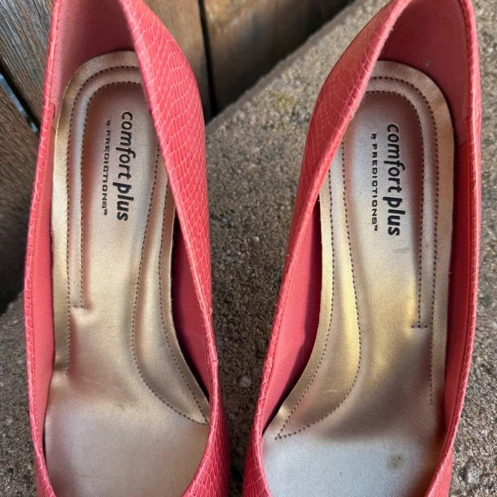 COMFORT PLUS Women’s Pink Coral Pointer Toe Snake Print Pump Heel Size 8.5 - Picture 3 of 12
